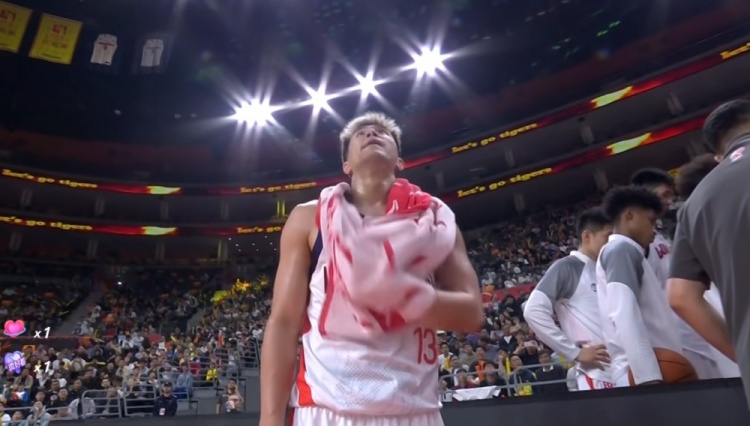 开云体育app-郭艾伦弧顶晃过徐杰突破上篮得手