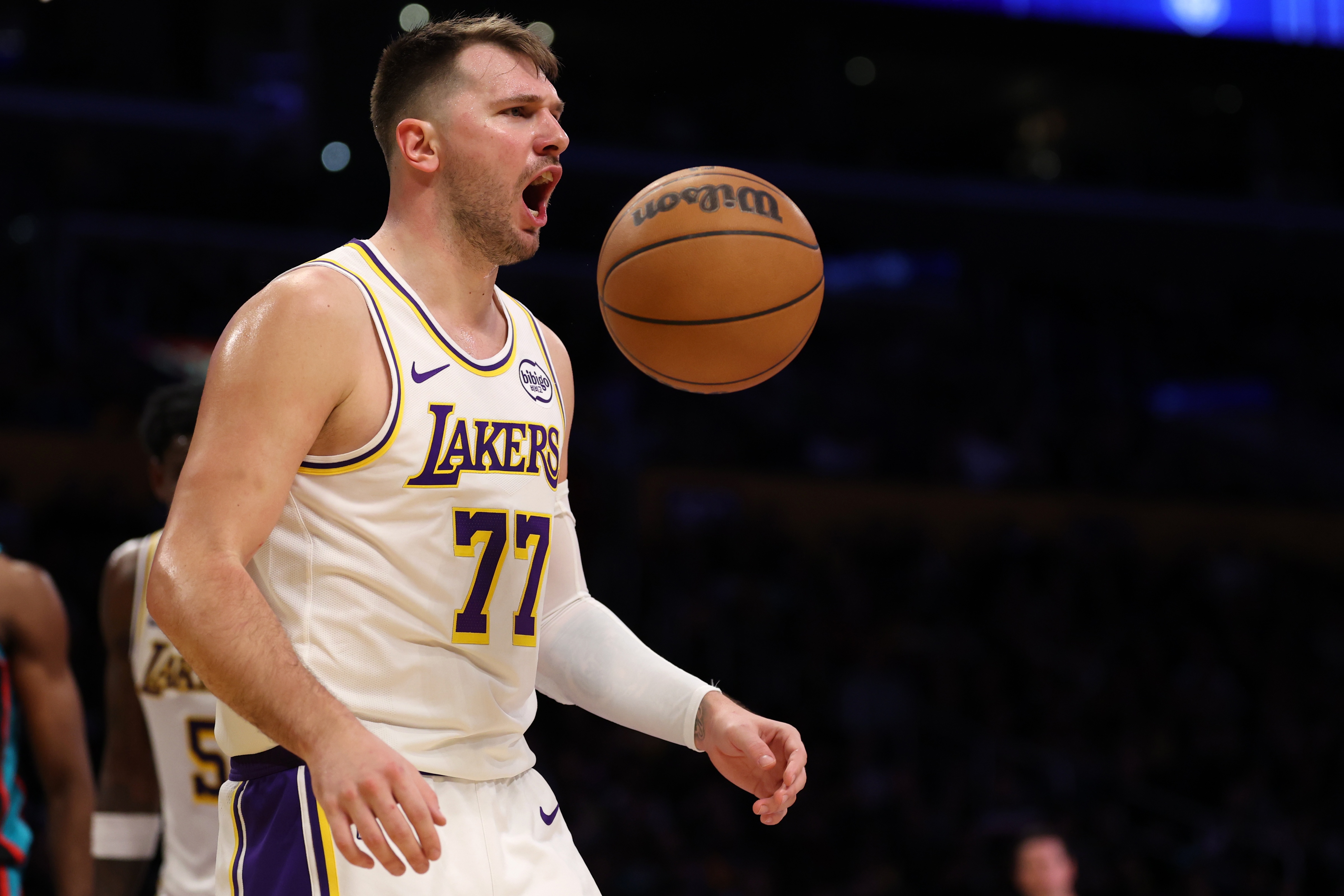 开云在线开户-火力全开！东契奇半场5记三分拿下23分3板7助1帽 次节独得14分