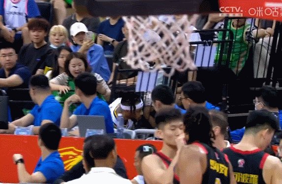 开云登录入口地址-CBA开出重磅罚单：周琦肘击对手停赛2场被罚10万