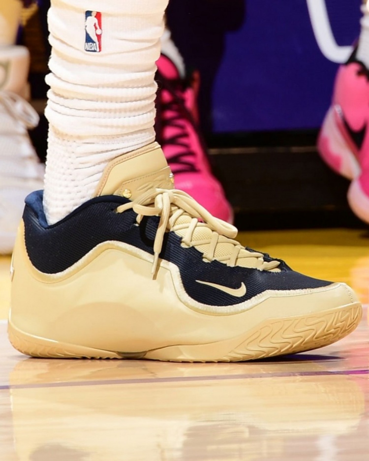 开云体育app-阿克伦大学PE！詹姆斯上脚家乡大学LeBron 23 PE鞋款