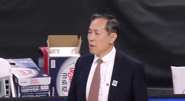 开云在线开户-夺冠热门输球仍反超山东，辽篮掀翻强敌却无缘前8，黑马超出预期