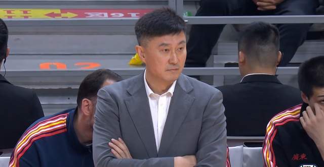 开云在线开户-夺冠热门输球仍反超山东，辽篮掀翻强敌却无缘前8，黑马超出预期