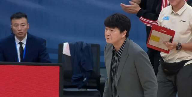 开云在线开户-夺冠热门输球仍反超山东，辽篮掀翻强敌却无缘前8，黑马超出预期