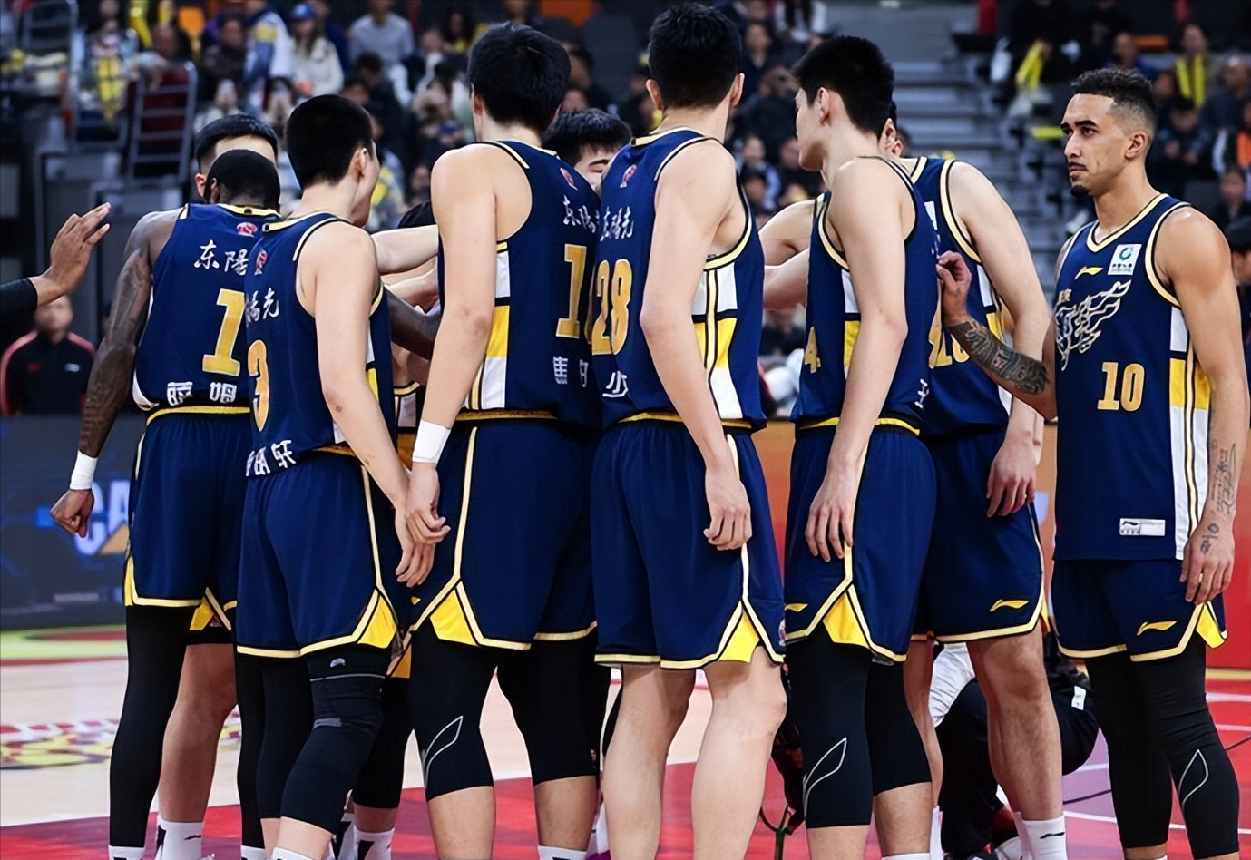 开云登录入口地址-沪粤强强对话一边倒，广东男篮一问题无限凸显，杜锋抱头尽显无奈