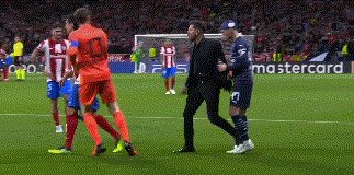 1649884733223075385.gif 开云体育官网-【欧冠】京多安中立柱 曼城客场平10人马竞打进4强