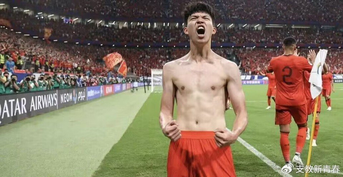 开云体育官网-王钰栋，为何拒绝德甲合同，放弃留洋？在中超拿300万顶薪|国足|欧洲联赛|门兴格拉德巴赫|国足球员|李玮峰_新浪体育_新浪新闻