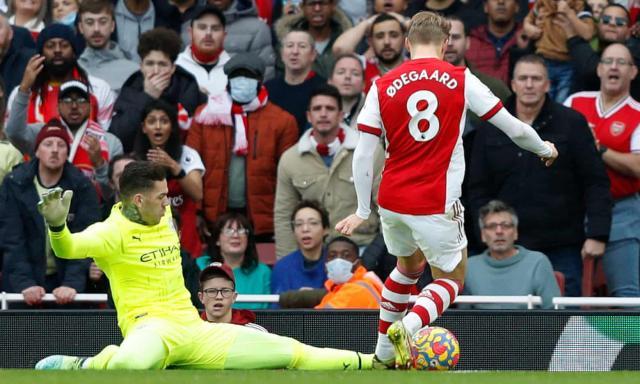 开云体育app-三重打击注定枪手被逆转 球迷：裁判该穿曼城球衣！