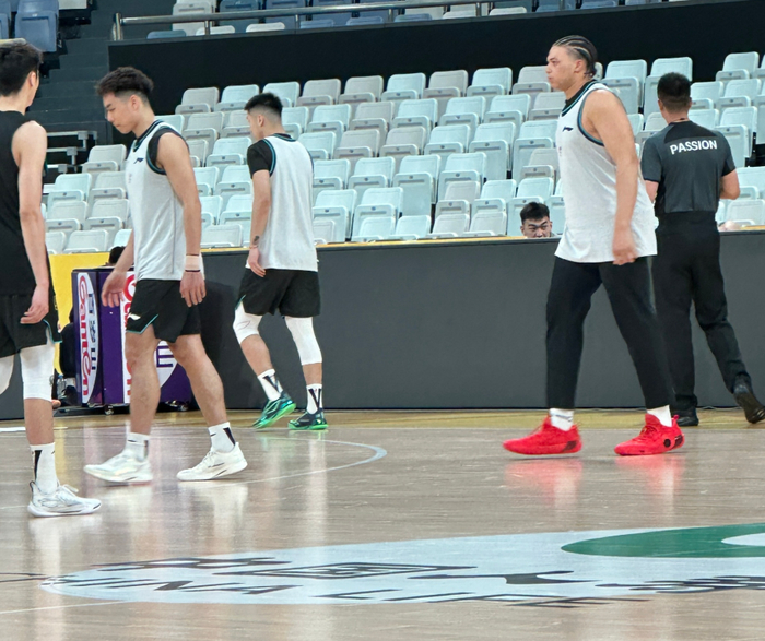 开云体育官网-上海热身险胜广厦!李添荣复出三分6中6,白边统治篮下!|浙江广厦|哈桑·怀特塞德|哈桑-怀特塞德|偰李永炜|胡金秋_新浪体育_新浪新闻