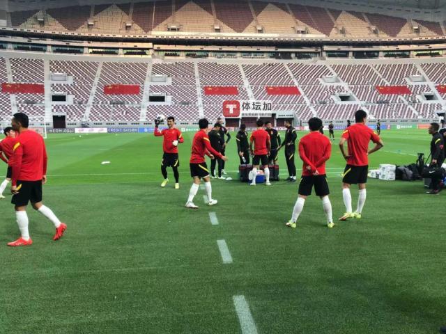 1630896174538056623.jpg 开云体育官网-对战日本国足主场氛围浓厚 巨型五星红旗铺设完成