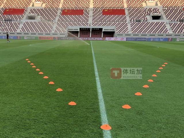 1630896115882036562.jpg 开云体育官网-对战日本国足主场氛围浓厚 巨型五星红旗铺设完成