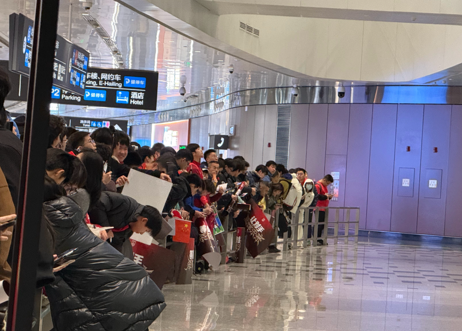 开云在线开户-李昊：看到球迷接机很激动！没什么虽败犹荣，决赛输了就是输了