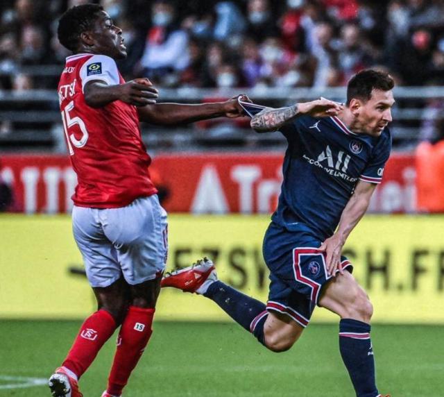 梅西首秀初尝法甲凶悍防守，多数据挂零但仍有惊喜