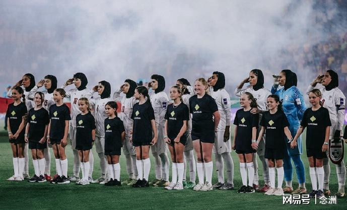 开云体育官网-拒唱国歌到高唱国歌！伊朗女足向国旗敬礼 戴头巾+穿长衣长裤踢球