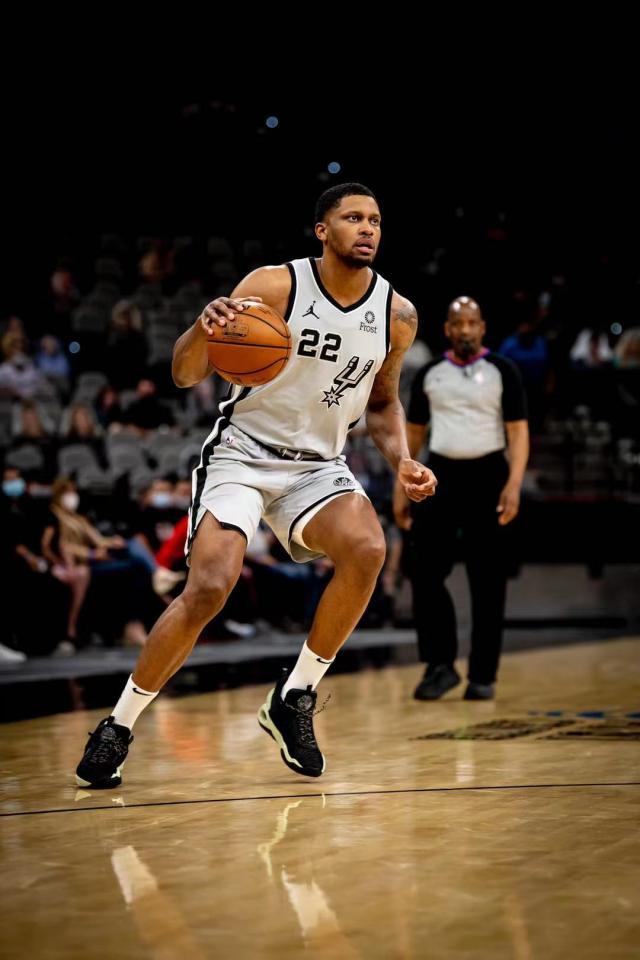 【现场】帕克现场督战 马刺打出赛季最佳比赛