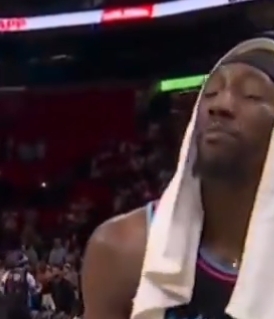 开云登录入口地址-好兄弟打你怎么了？恩比德&amp;热巴赛后热聊掐喉 前者：我根本没犯规