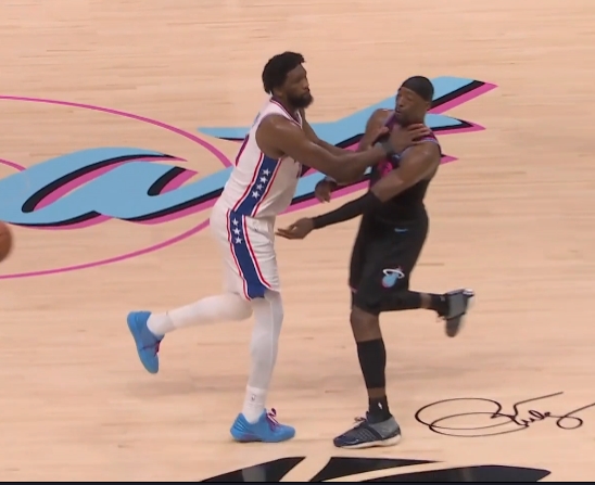 开云登录入口地址-好兄弟打你怎么了？恩比德&amp;热巴赛后热聊掐喉 前者：我根本没犯规